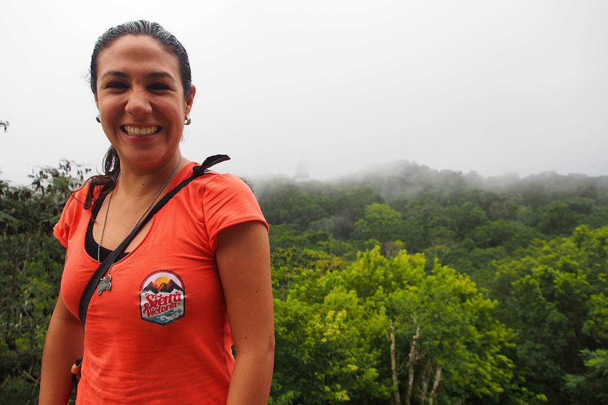 Mich posando con la niebl y un templo de Tikal en el fondo