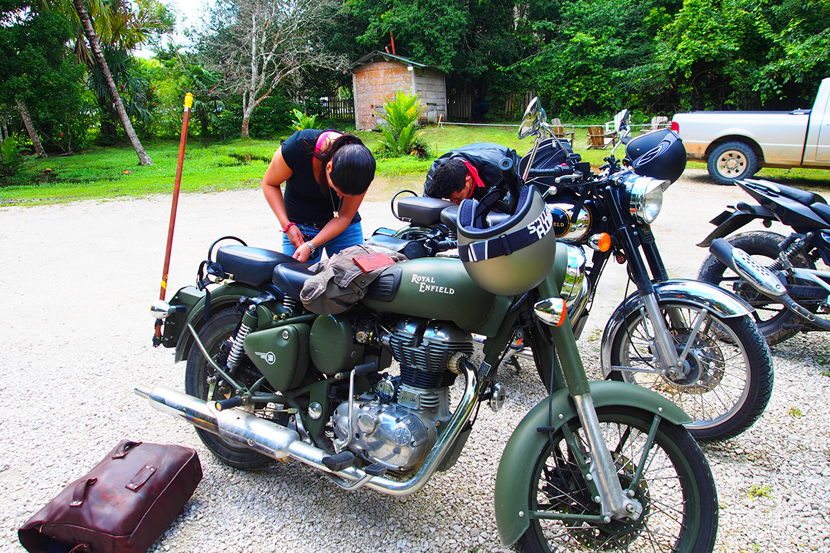 Preparando las motos para salir rumbo a la frontera con Belize