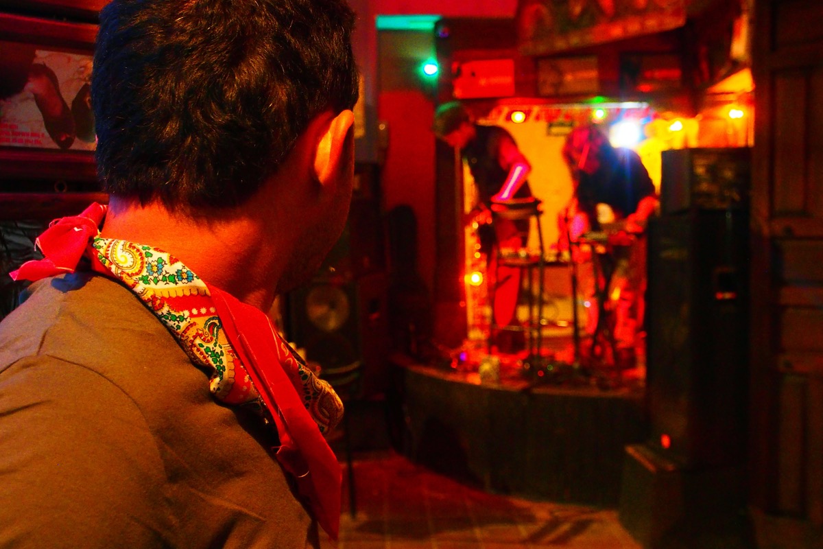 Música en el famoso Bar Revolución en San Cristobal