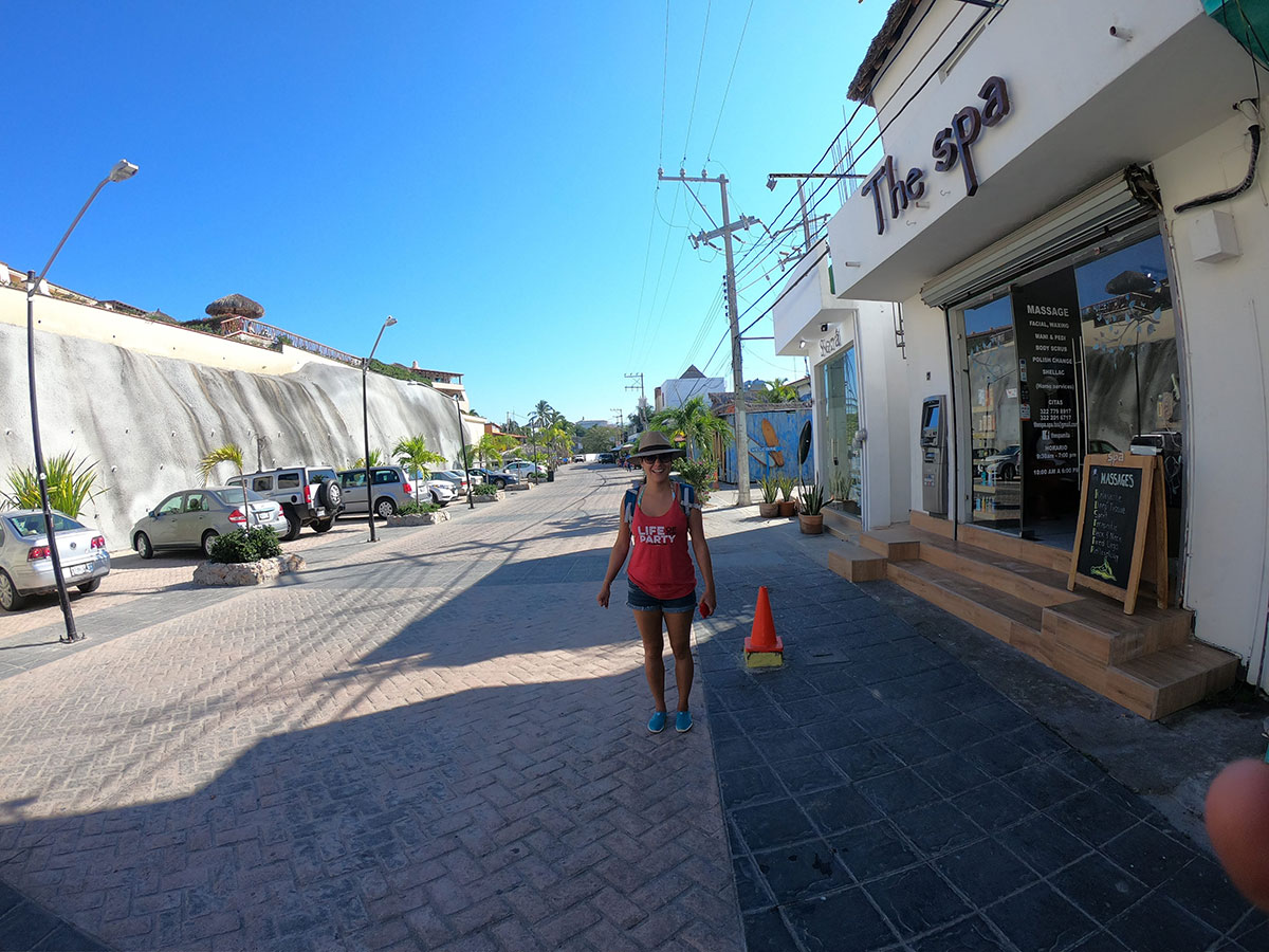 La decepcionante calle principal en Punta de Mita