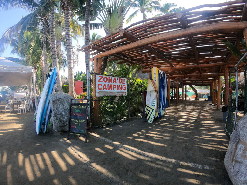 Sayulita tiene varios de los mejores campings justo a un costado de la playa.