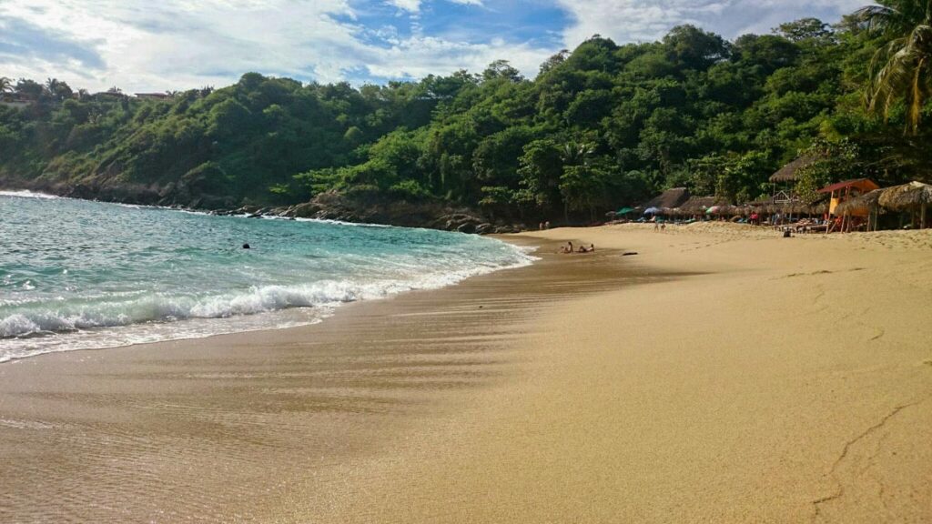 Una playa perfecta para aprender a surfear es Playa Carrizalillo en Puerto Escondido