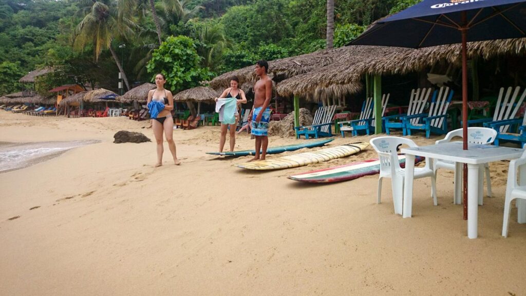 Aprendiendo a surfear en Playa Carrizalillo, Puerto Escondido Oaxaca