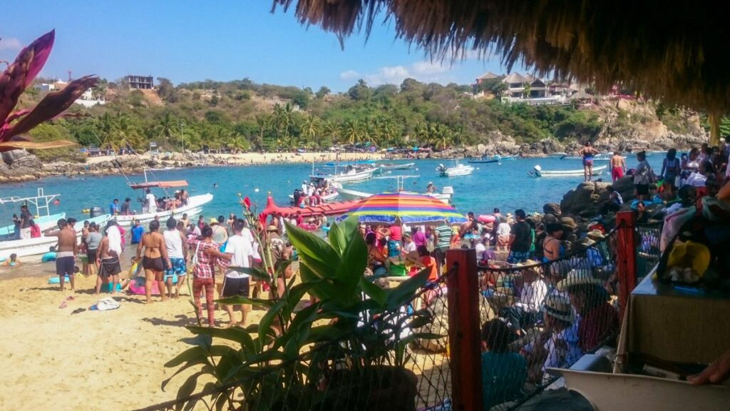 Las multitudes de gente en Puerto Angelito, Oaxaca