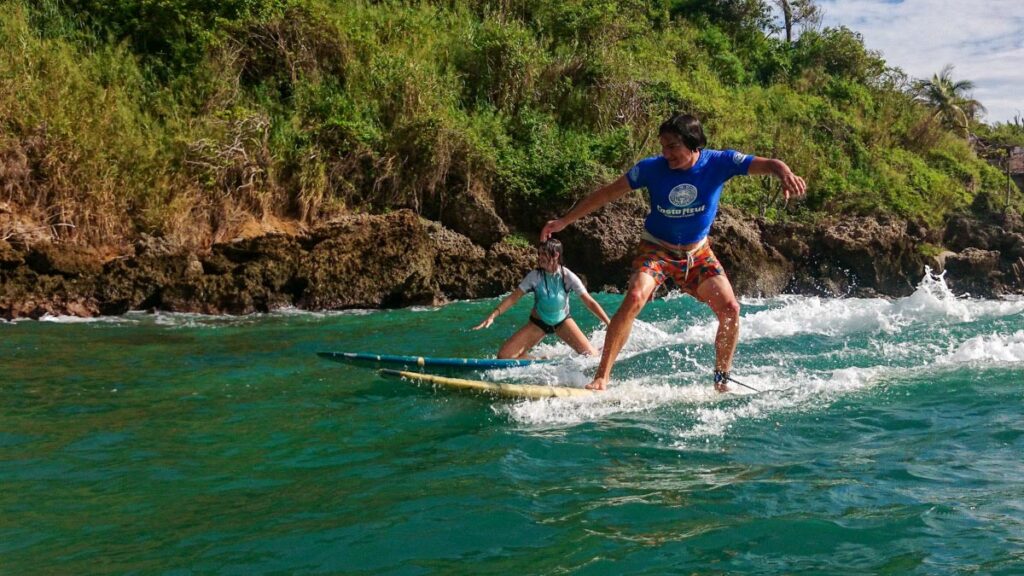 Aprendiendo a surfear en Playa Carizalillo