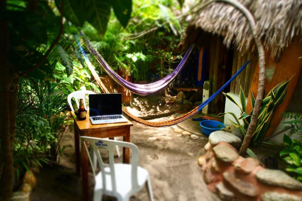 Mi cabaña y estación de trabajo en Hostal y Cabañas “Buena Onda” en Punta Zicatela Oaxaca