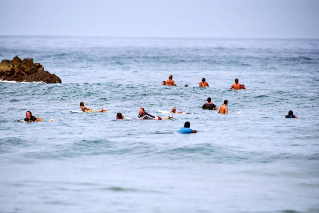 Surfistas en la punta de Zicatela