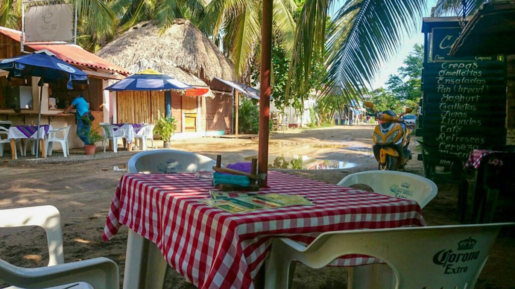 Desayunando en el restaurante Frutas y Verduras en Punta de Zicatela, Puerto Escondido Oaxaca