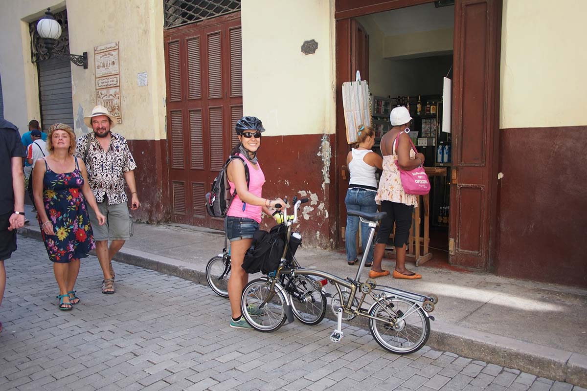 Turistas en La Havana con Brompton Bikes