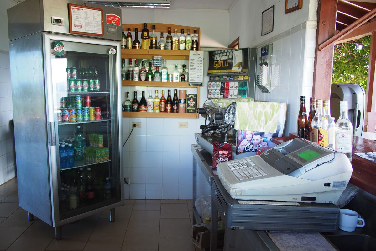 Ni en Trinidad había Coca-Cola, pero aquí en este paradero el refrí estaba repleto de bebidas del imperio.