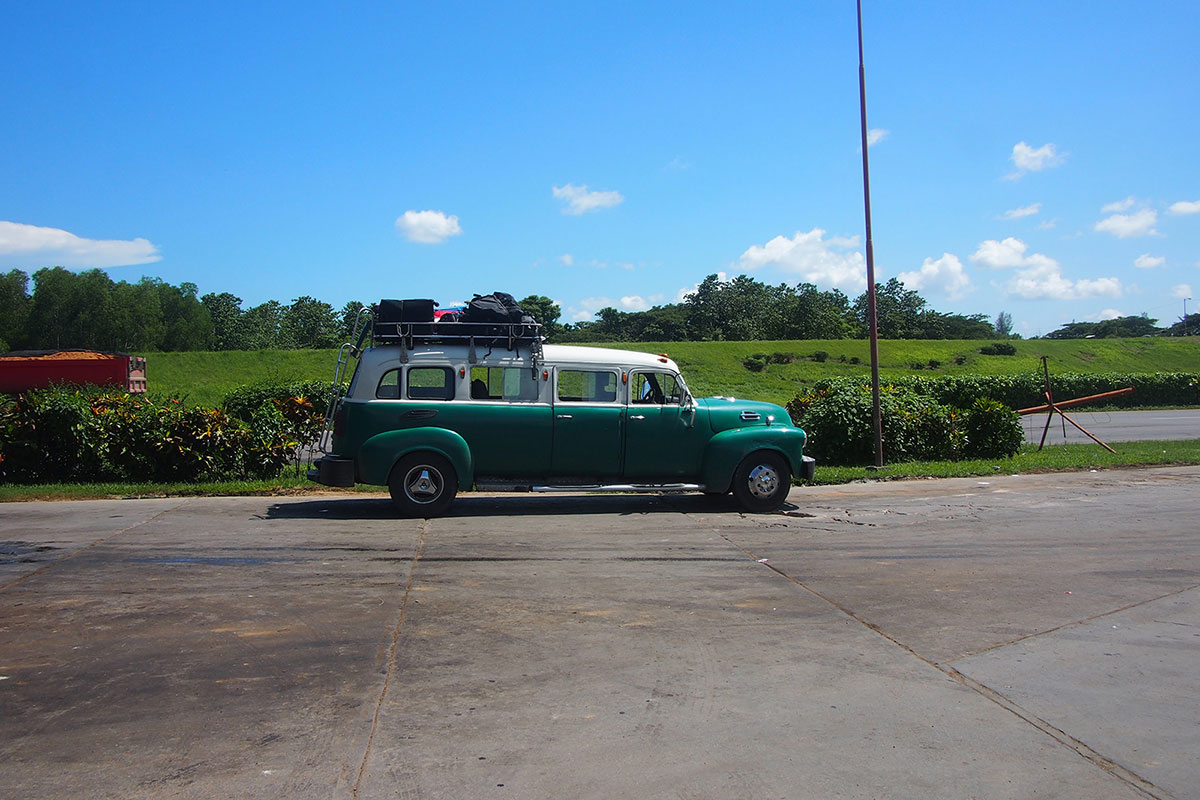Poco antes de La Havana, nuestro primer taxista nos dejo en un paradero en la carretera dónde a Mich y a mi nos esperaba este otro vehículo clásico (un taxi comunitario) con dirección a Pinar del Río. Impresionaba la coordinación entre taxistas.