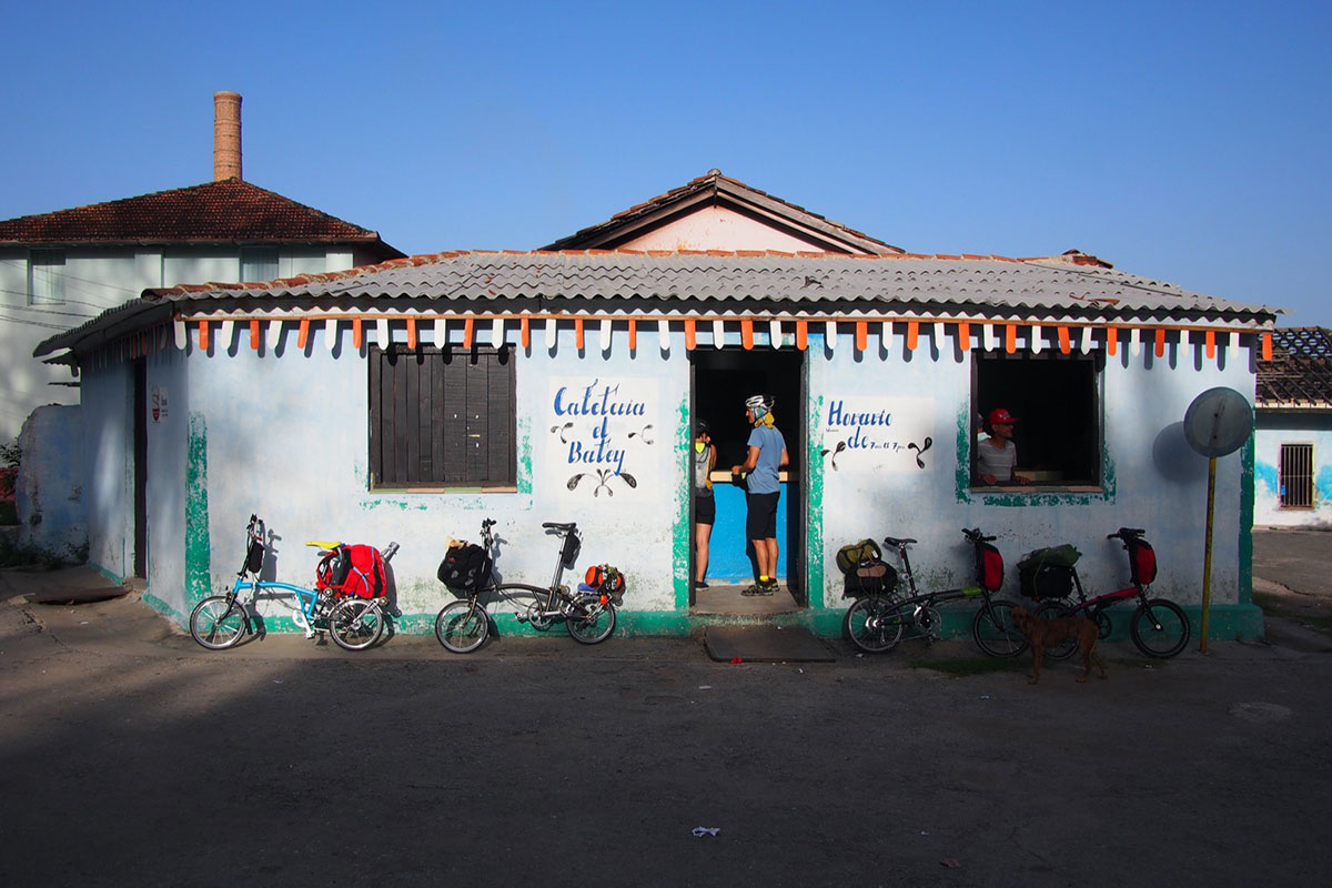 Paramos a desayunar en este merendero en el camino a Pascaballo.