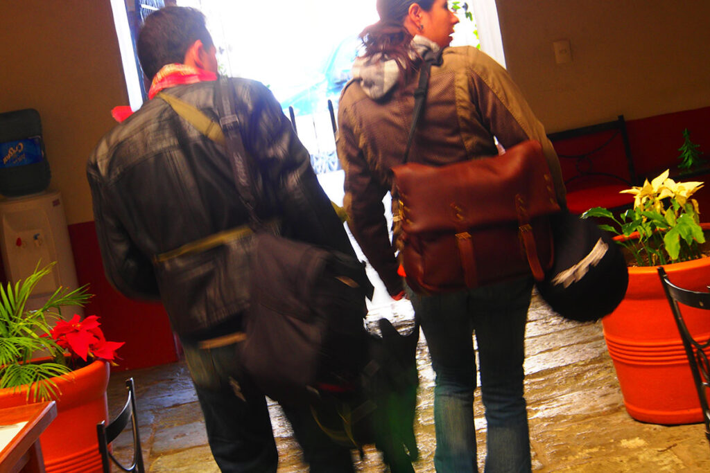Una mochila de cuero con todo nuestro equipaje